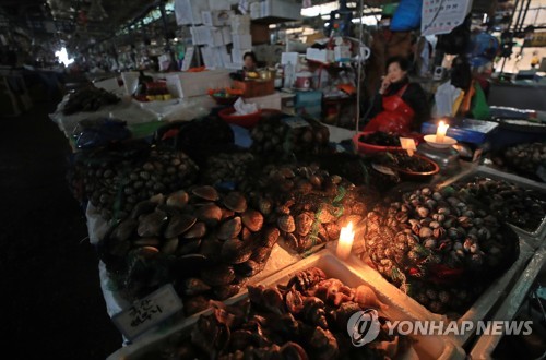 옛 노량진수산시장 단전·단수…물고기 떼죽음, 촛불 켜고 장사