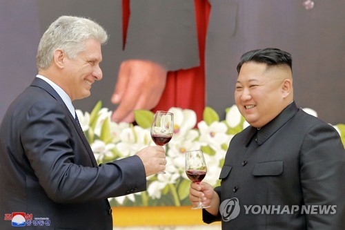 "김정은-쿠바 지도자, 서로 가족소개"…北매체 이례적 언급 주목