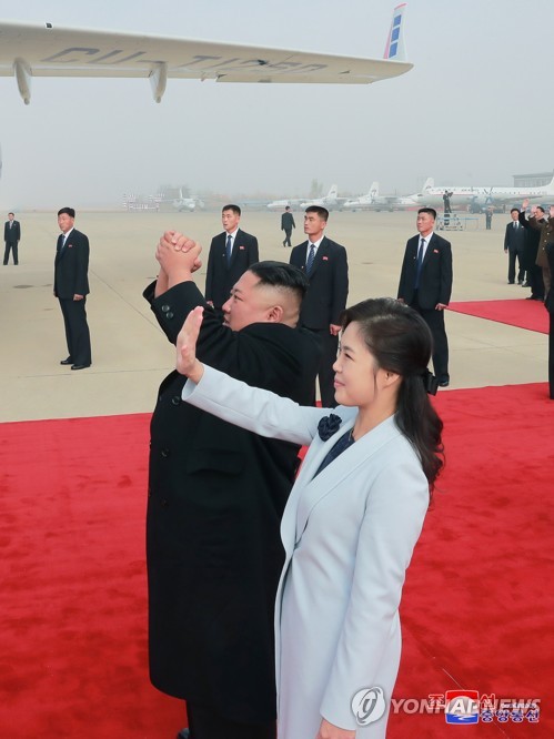 쿠바 지도자 2박3일 방북 마치고 귀국…김정은·리설주 환송