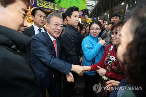 문대통령 "과메기 장사 요즘 어떠세요"…포항서 지역경제 살리기