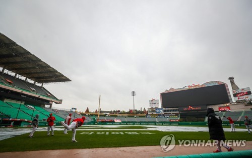 한국시리즈 사상 8번째 우천순연…비는 누구편?