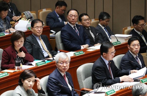 '靑경제수석 불참'에 예결위 한때 파행…한국당, 30분간 퇴장