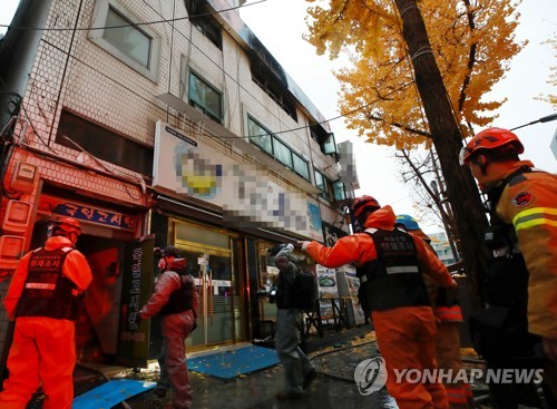 "화재 고시원 건물 1층 불법증축…대피로확보 악영향 조사해야"