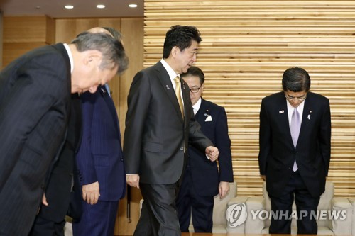 비리·망언 속출 아베 내각…"전원야구 아닌 전원폭투 내각"