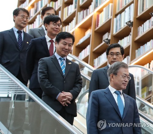 문대통령 출국 직전까지 자영업대책 주문…경제 성과내기 안간힘