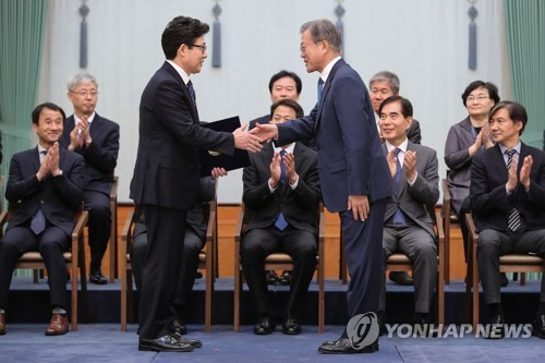 문대통령, 조명래 환경장관 임명 강행…보수野 "국민 우롱" 반발