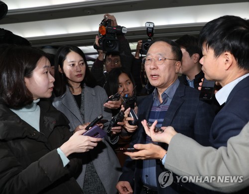 홍남기 "고용상황 엄중히 생각…민생경제 추가대책 고민"