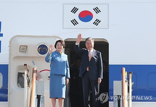 문대통령, 싱가포르 도착…다자회의 참석·푸틴과 정상회담