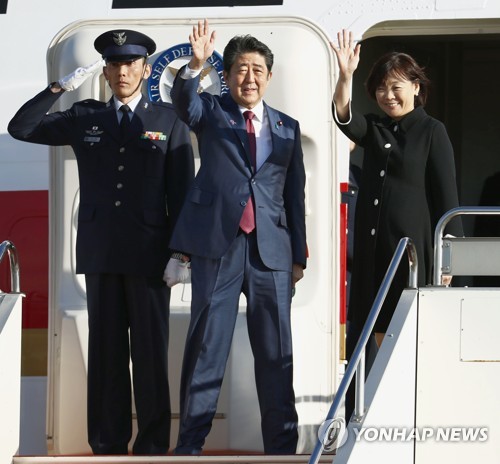 아베 아세안 정상회의 참석차 출국…푸틴과 회담