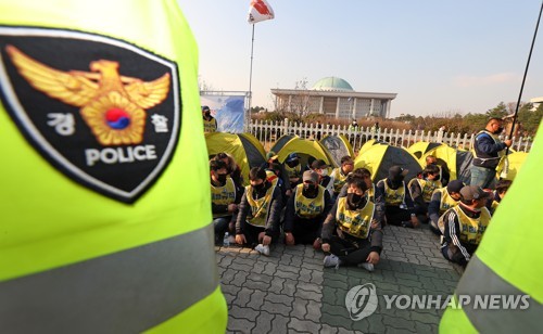 민주노총, 청와대·국회 앞 농성…"탄력근로제 확대 중단"