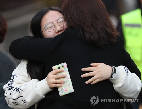 "재수는 없다, 수능 대박"…미세먼지도 못 막은 응원전