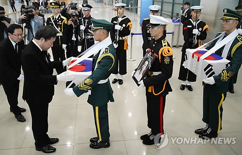 이총리 "선열들 바라셨던 온전한 독립조국 향해 남북 나아가야"