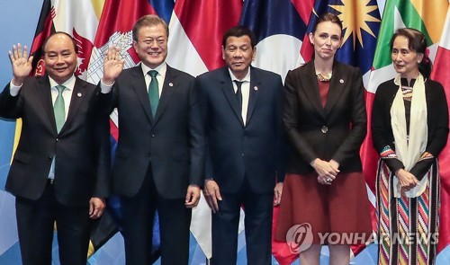 문대통령 "北 진정성있는 비핵화 실천해 아세안 회의 참가 기대"