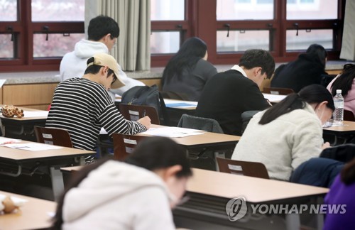 부쩍 추워진 날씨에 도심 한산…대학은 '논술' 열기로 후끈