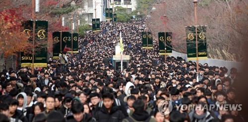 부쩍 추워진 날씨에 도심 한산…대학은 '논술' 열기로 후끈