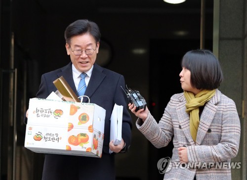 이재명 "질문이 악의적이네"…출근길 기자와 신경전