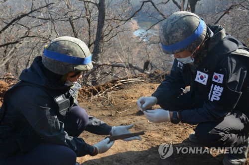 남북, 총부리 겨누던 DMZ서 도로연결…정전협정 체결 이후 처음