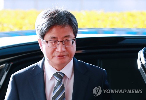 김명수 대법원장 탄 차에 70대 시위자가 화염병…피해 없어