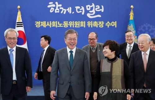 문대통령 국정지지도 52% '역대 최저치'…민주당도 동반하락