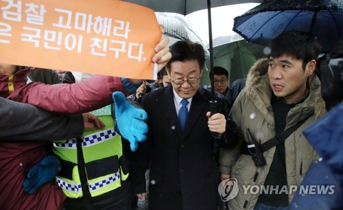 "힘내라 이재명" vs "구속 수사하라" 첫눈 속 장외전 후끈