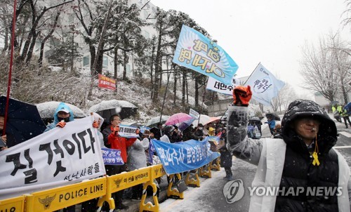 "힘내라 이재명" vs "구속 수사하라" 첫눈 속 장외전 후끈