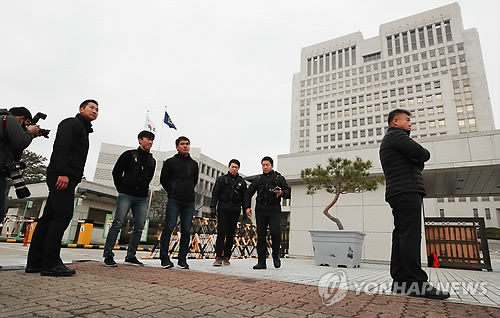 김명수 대법원장 탄 차에 70대 시위자가 화염병…피해 없어