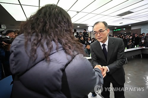 형제복지원 피해자들에 머리 숙인 검찰총장…"진상규명 못해"