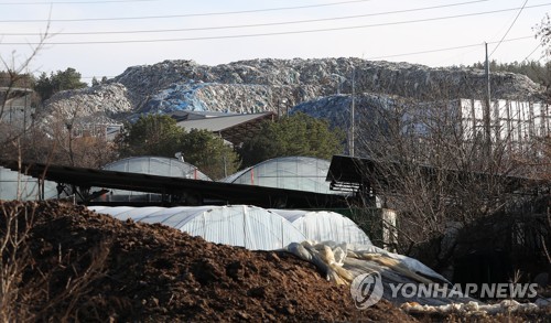 폐기물 7만4000t 거대한 쓰레기산…"악취·먼지에 못 살겠다"