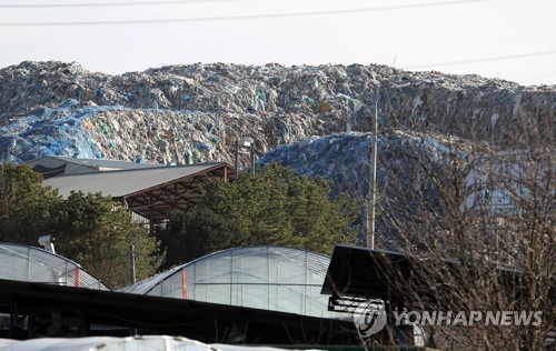 폐기물 7만4000t 거대한 쓰레기산…"악취·먼지에 못 살겠다"