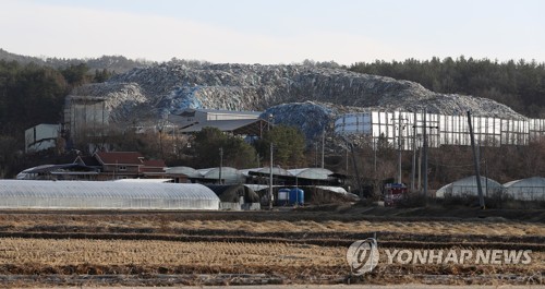 폐기물 7만4000t 거대한 쓰레기산…"악취·먼지에 못 살겠다"