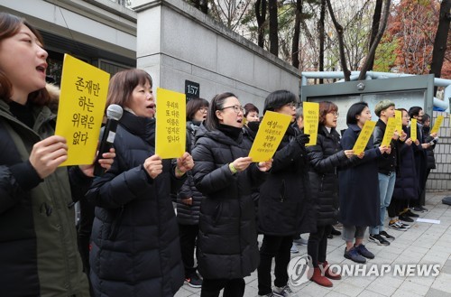 안희정 항소심 시작…"1심 증거판단 미진" vs "타당한 판단"