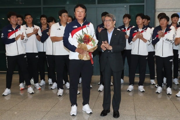 아시안게임 3연패 달성한 야구대표팀 귀국 당시 선동열 감독과 정운찬 KBO총재 (사진=연합뉴스)