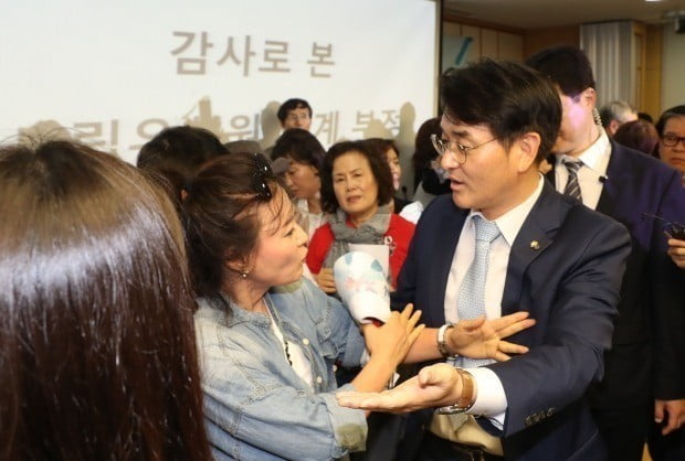 사립유치원 관계자들과 이야기하는 박용진 의원. 사진=연합뉴스