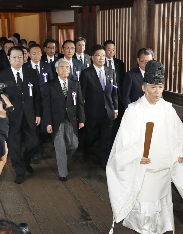 야스쿠니신사 참배하는 일본 여야 의원들 /사진=연합뉴스
