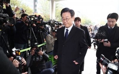 '결정적 증거' 입학사진 재판서 스모킹건 될까?…이재명 "허접한 스모킹건" 선긋기