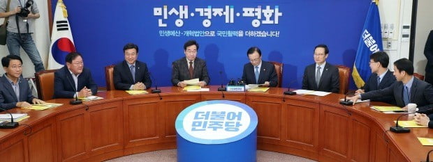 4일 오전 국회에서 열린 고위 당·정·청협의회에서 더불어민주당 이해찬 대표, 이낙연 국무총리, 장하성 청와대 정책실장 등 참석자들이 자리에 앉아 있다. (사진=연합뉴스)