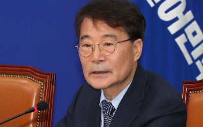 장하성 "시장에 맡기자는 건 후퇴…소득주도성장 내년에 성과낼 것"