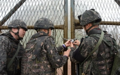 굴착기로 전방 GP철거 오늘 시작…김용우 육군총장 현장방문