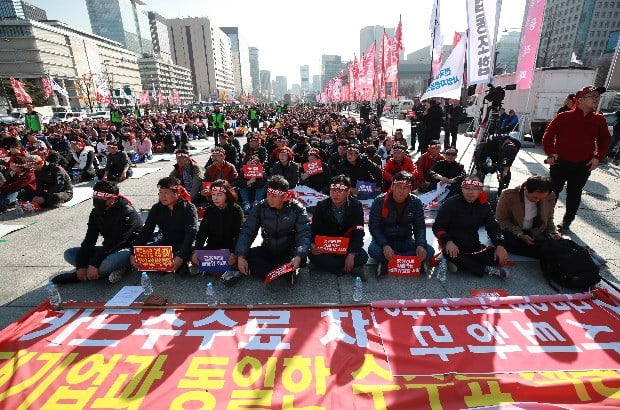 불공정 카드수수료 차별철폐 1차 자영업 총궐기대회에서 참가자들이 구호를 외치고 있다. (사진=연합뉴스)