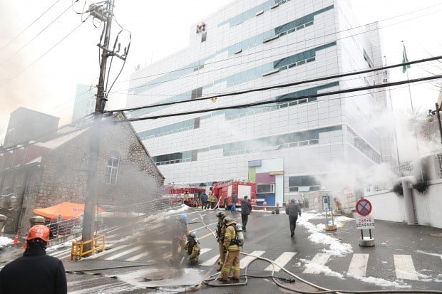 24일 오전 지하 통신구에서 화재가 발생한 서대문구 충정로의 KT 아현빌딩에서 앞에서 소방대원들이 화재진압 작업을 벌이고 있다. /사진=연합뉴스