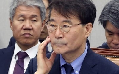 문대통령이 '삼고초려'로 들인 장하성…떠날 때는 담담하게