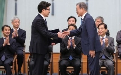 문대통령, 조명래 환경장관 임명 강행…보수野 "국민 우롱" 반발