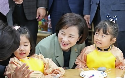 유은혜 "국공립유치원 확충, 사립과 함께 발전하는 쪽으로"