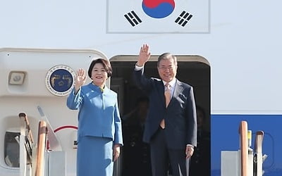 문대통령, 아세안 일정 마무리…APEC 참석차 파푸아뉴기니 향발