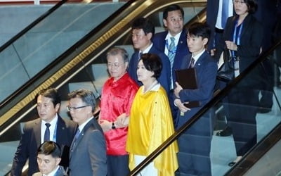 문대통령, APEC 정상회의 만찬 참석…각국 정상과 친교 다져