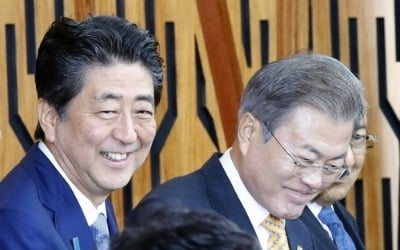 아베, 文대통령과 회담안해 전략적방치?…日언론 "무의미 판단"