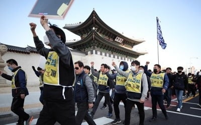 민주노총 비정규직 노동자들, 문 대통령에 대화 거듭 촉구