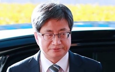 김명수 대법원장 탄 차에 70대 시위자가 화염병…피해 없어