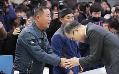 형제복지원 피해자들에 머리 숙인 검찰총장…"진상규명 못해"