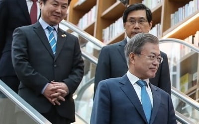 문대통령 출국 직전까지 자영업대책 주문…경제 성과내기 안간힘